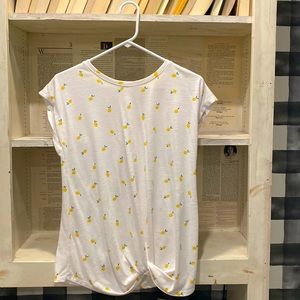 Super soft summer shirt! Has cute little lemons on it and a tie in the front!
